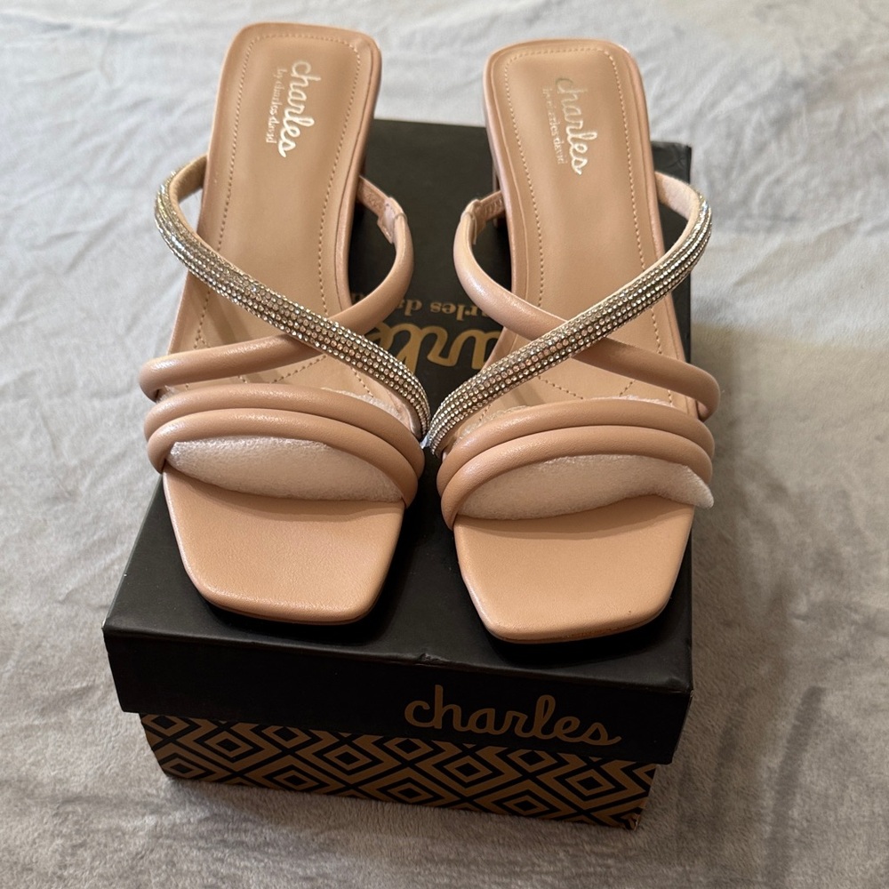 NWT Charles By David Women's 9 1/2M Fusion Slip On Rhinestone Beige Kitten Heel
